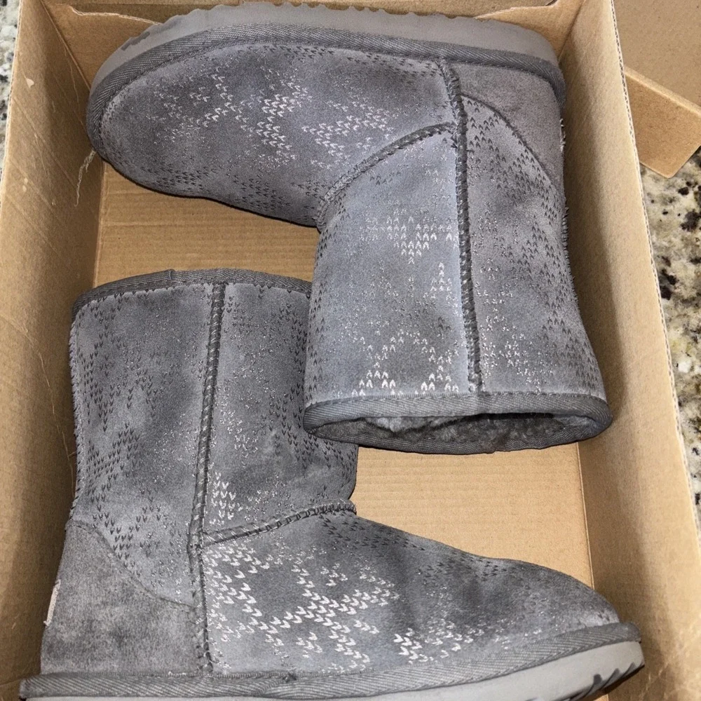 Ugg K Classic II Icelandic‎ Foil Silver, And Gray Boots Size 2  Youth. 3644